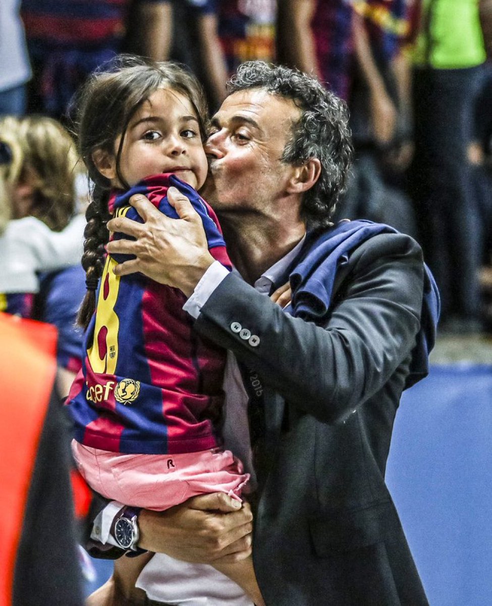 Somhiseremfcb's tweet photo. 🗣️Luis Enrique: “Mi madre no podía tener fotos de Xana, hasta que llegué a casa y le dije: ‘¿Por qué no hay ninguna foto de Xana?’. ‘No puedo, no puedo’, me decía. ¡Mamá, tienes que poner fotos de Xana, Xana está viva! En el plano físico no está, pero en el espiritual está.

Cada vez que hablamos de ella, nos reímos y recordamos. Porque yo pienso que Xana todavía nos ve: ¿Cómo quiero que Xana piense que vivimos esto?”.