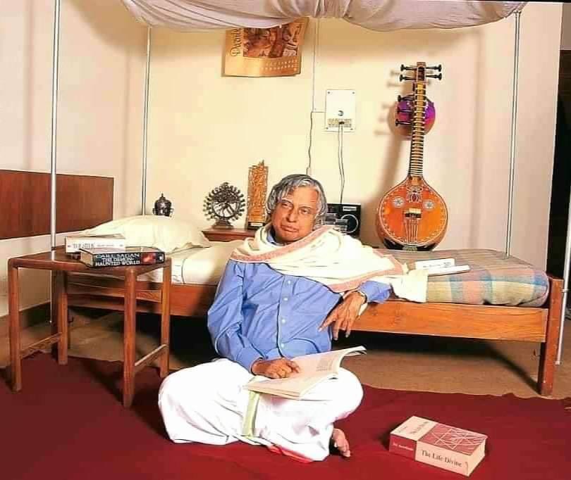 Msdkaushalkuma1's tweet photo. बिका हुआ पत्रकार,
डरा हुआ विपक्ष,
एवं मुर्दा आवाम तीनों लोकतंत्र के लिए घातक है।।
~एपीजे अब्दुल कलाम(जयंती विशेष)🌼🌻 https://t.co/i0GF8Uro2v