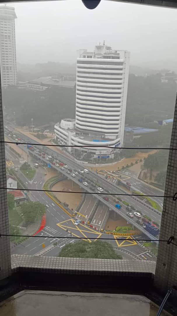 MirulAm05674851's tweet photo. @SyedSaddiq Semoga hujan cepat berhenti dan dipermudahkan semua urusan.. Aamiin https://t.co/elHbGGWGaX