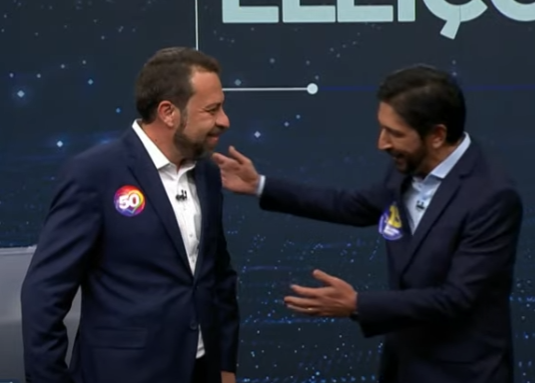 no elevador do condomínio