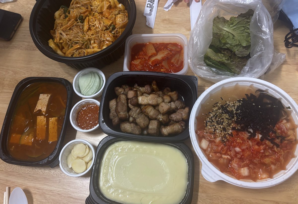 부적옷 새아언니한테 선물 받은 거
인스타 감성존에서 인형샷도 찍고 나서
수다 떠느라 2시간 반 밖에 못잤지만
아침. 점심 잘 챙겨먹고 콘서트 즐기기¨̮ᰔᩚ
뒷풀이는 숙소 도착하자마자 밥+국 필수.
배고파서 먹느라 예절샷은 안 찍었지만ㅋㅋ
숙박부터 2박3일이 함께여서 행복해따아♥️