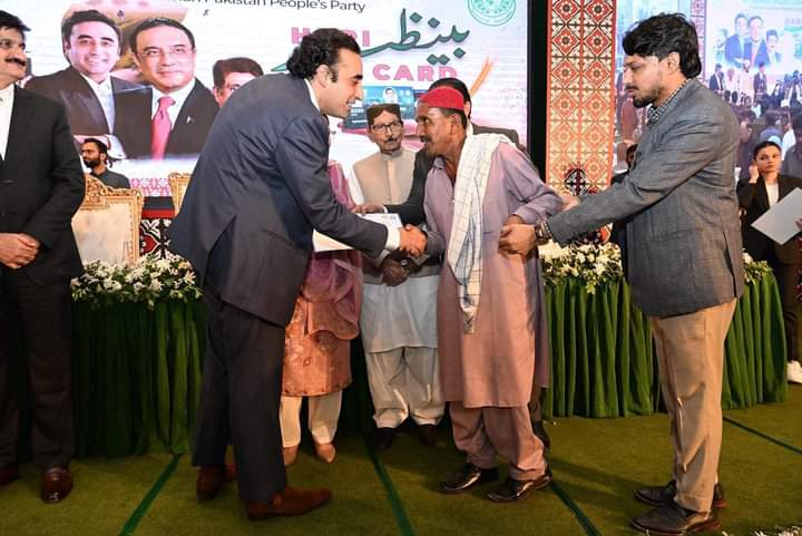 SajjadJ02465962's tweet photo. چیئرمین پاکستان پیپلز پارٹی بلاول بھٹو زرداری، وزیراعلی سندھ ہاؤس میں بینظیر ہاری کارڈ کی افتتاحی تقریب سے خطاب کررہے ہیں۔ https://t.co/4aTotdwVbq