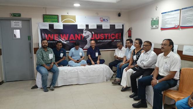 DDNewsHindi's tweet image. #पश्चिम_बंगाल के निजी अस्पतालों के वरिष्ठ डॉक्टरों ने सोमवार, 14 अक्टूबर 2024 को जूनियर डॉक्टरों के समर्थन में 48 घंटे के कार्य बहिष्कार और 12 घंटे की प्रतीकात्मक भूख हड़ताल की शुरुआत की है।

जूनियर डॉक्टरों की अनशन की यह लड़ाई पिछले 9 दिनों से जारी है।

#DoctorsProtest