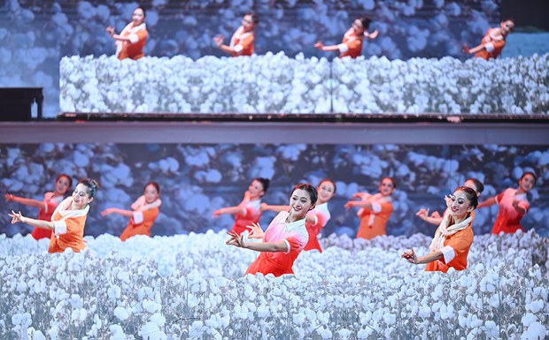 Spring02060527's tweet photo. EXPLAINED: #Xinjiang's largest cotton producer turned 70; not everyone is celebrating
The #XPCC is involved in everything from governance to commerce. Evidence points to its oppression of Uyghurs. https://t.co/u12rjdh4ne