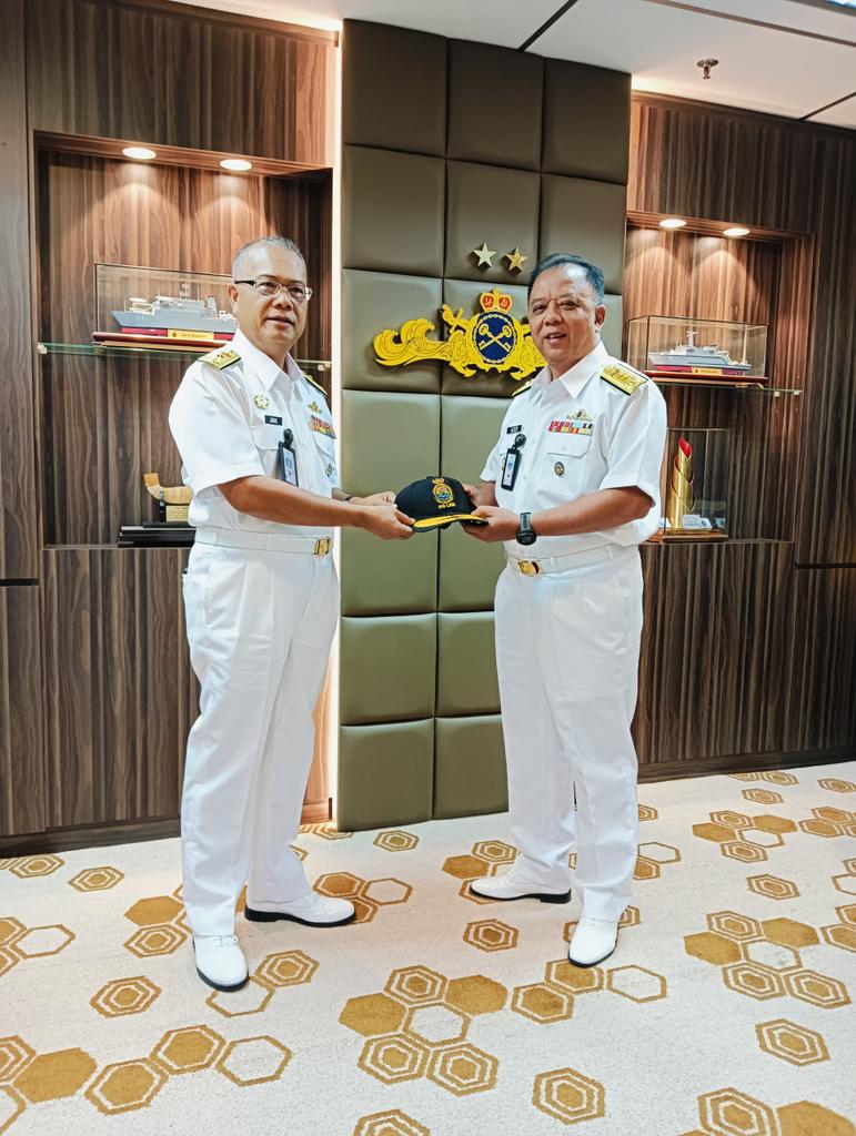 15 Okt, Mk TL - Asisten Ketua Staf Materiel, Laksda Azizi bin Hj Ahmad Sarkawi telah menerima kunjungan hormat dari Komander Pangkalan Lumut, Laksamana Pertama Hj Jamaludin bin Hj Sairi.