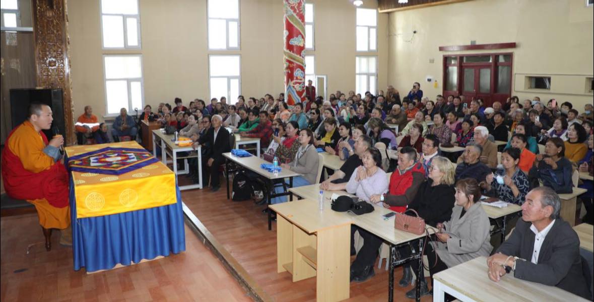 МБШ Төв- Гандантэгчэнлин хийдийн Тэргүүн их хамба лам, гэвш лхаарамба Д.Жавзандорж Сонгино хайрхан дүүргийн ахмадуудын төлөөллийг хүлээн авч хүндэтгэл үзүүллээ.