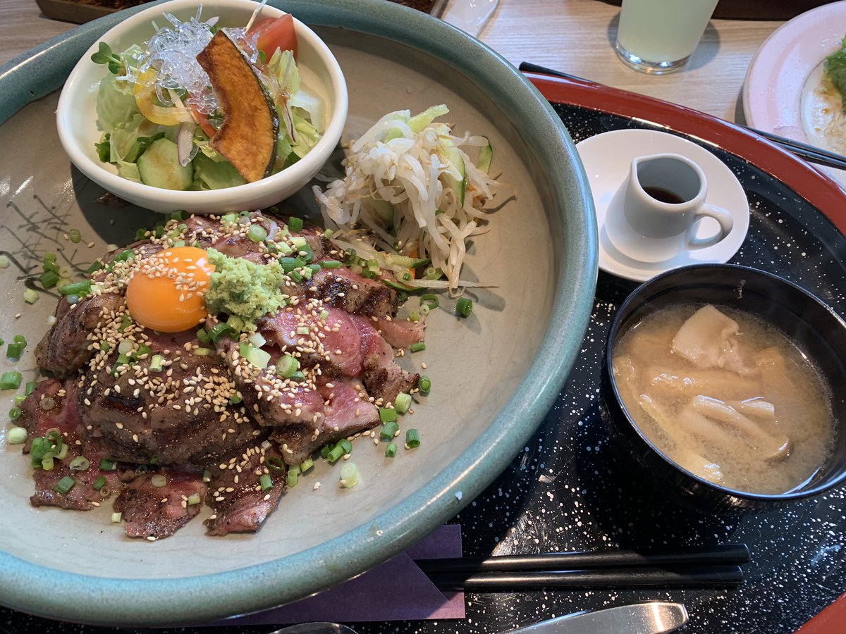 ランチなう🐂
超レアステーキ丼食すなう👅