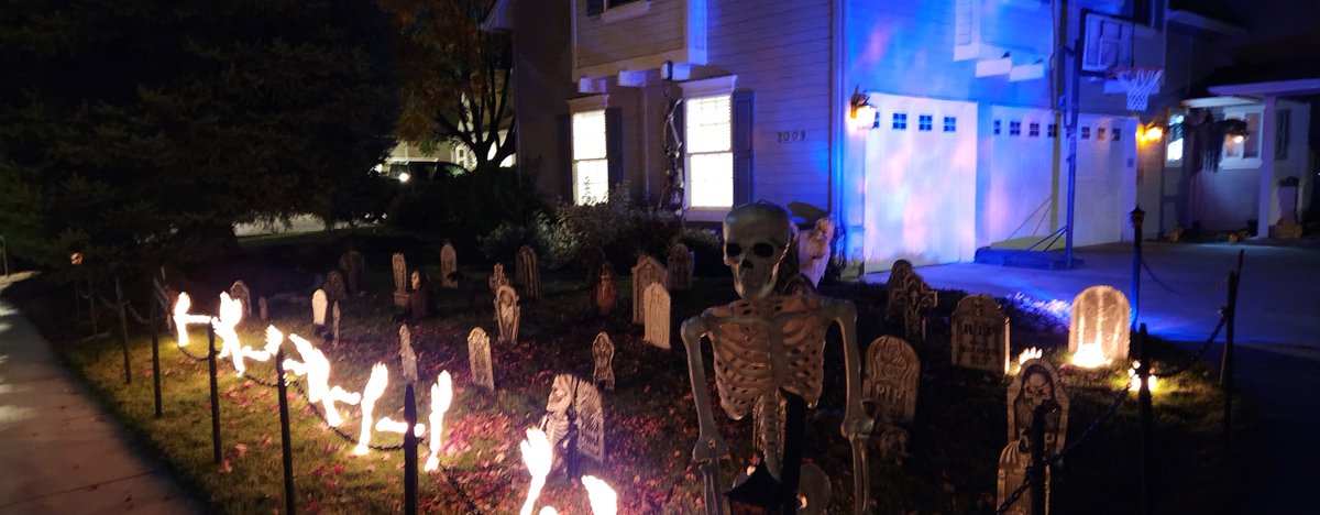 TheScaryDonuts's tweet photo. Just finished HALF of the graveyard halloween decorations, let me know your thoughts! https://t.co/Zw32cqcD0w