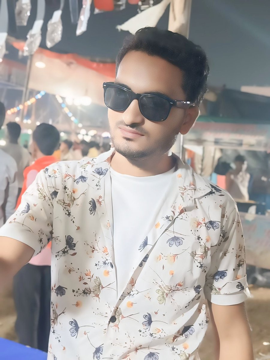 PrawezAnsari11's tweet image. आराम हराम नही है. 12 या 18 घन्टे काम करना हराम है। 8 घंटे काम करने का नियम होना चाहिए।  व्यवस्था ऐसी बनाई जा रही कि आदमी को केवल खाने पीने सोने और हगने की फुर्सत मिले। उसे पढ़ने, सोचने और नया कुछ करने की फुर्सत ना मिले। @KraantiKumar 
#SpaceX #Behraich #up #stylish #WOW #handsome