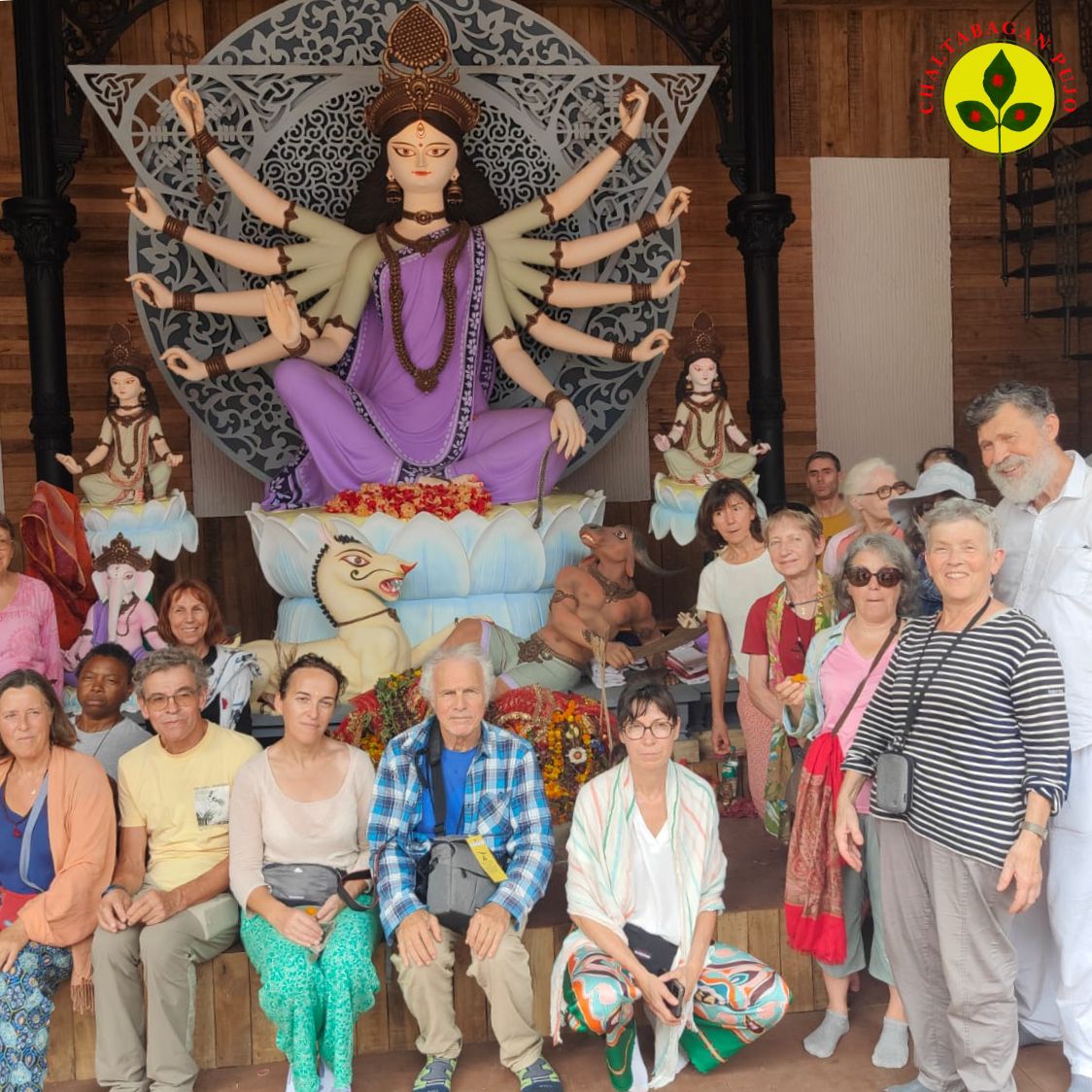 Honourable guests from #Spain visits our #pooja
সুদূর স্পেন থেকে আগত কিছু অতিথিদের পুজো দর্শন।
#durgotsav2024 #DurgaPuja2024 #chaltabagandurgapuja #chaltabaganpujo