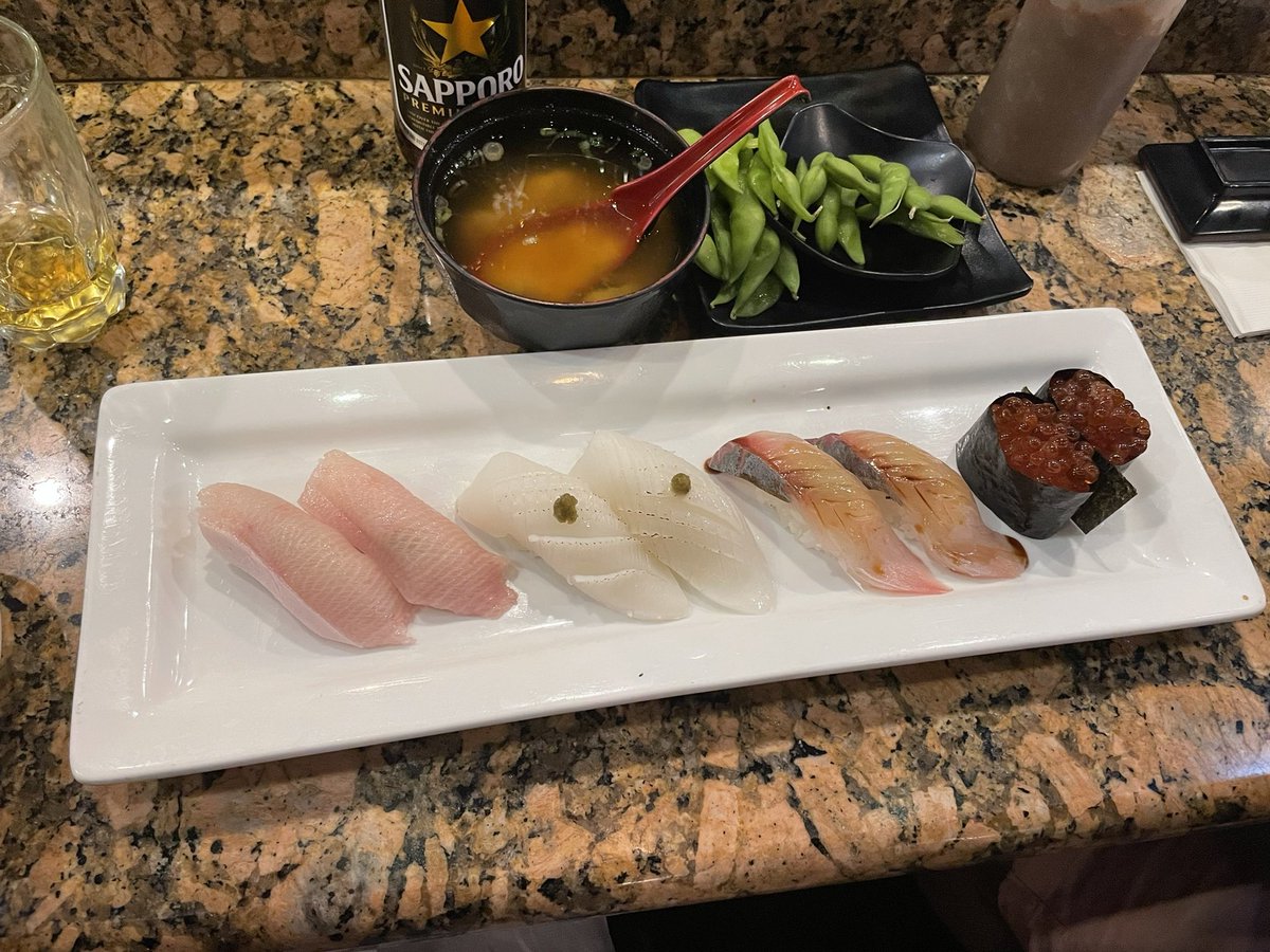 junchocomn's tweet photo. SUSHI NIGHT 🍣
はまち、イカ、縞鯵、イクラ😍
イカが固くて参ったが…
この他に、カキフライ、サッポロビール2本🍻オッサンは毎度とんかつと天ぷら盛り合わせ。お腹いっぱい。味噌汁はレンゲ付き🤪🇺🇸 https://t.co/deRIuYUz5V