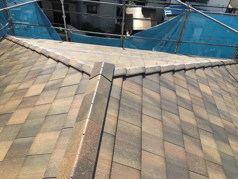 OPWiDlmGcPd3ya4's tweet photo. 大阪府枚方市にて、戸建新築の屋根と雨樋の工事をしました。
屋根は富士スレート エアルーフ ウッディシンプル、雨どいは パナソニック シビルスケアPC77を施工しました。
#戸建て
#一軒家
#新築
#屋根工事
#富士スレート
#洋瓦 #平板瓦
#ウッディーシンプル
#雨樋工事
#PC77
#枚方市
#板金屋 https://t.co/T9QGl2kHLf