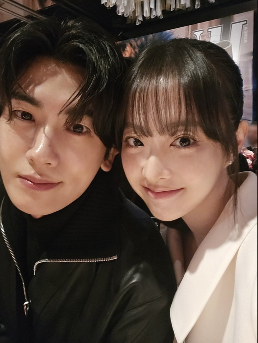 GGU_PHS's tweet photo. 1. 형식이가 찍다가 또 누나한테 혼나고 보영웅니가 들고 찍었다
2. 형식이 셀카실력 아는 보영웅니가 처음부터 내가 찍을게 하고 찍었다 https://t.co/1DbXQEtyDY