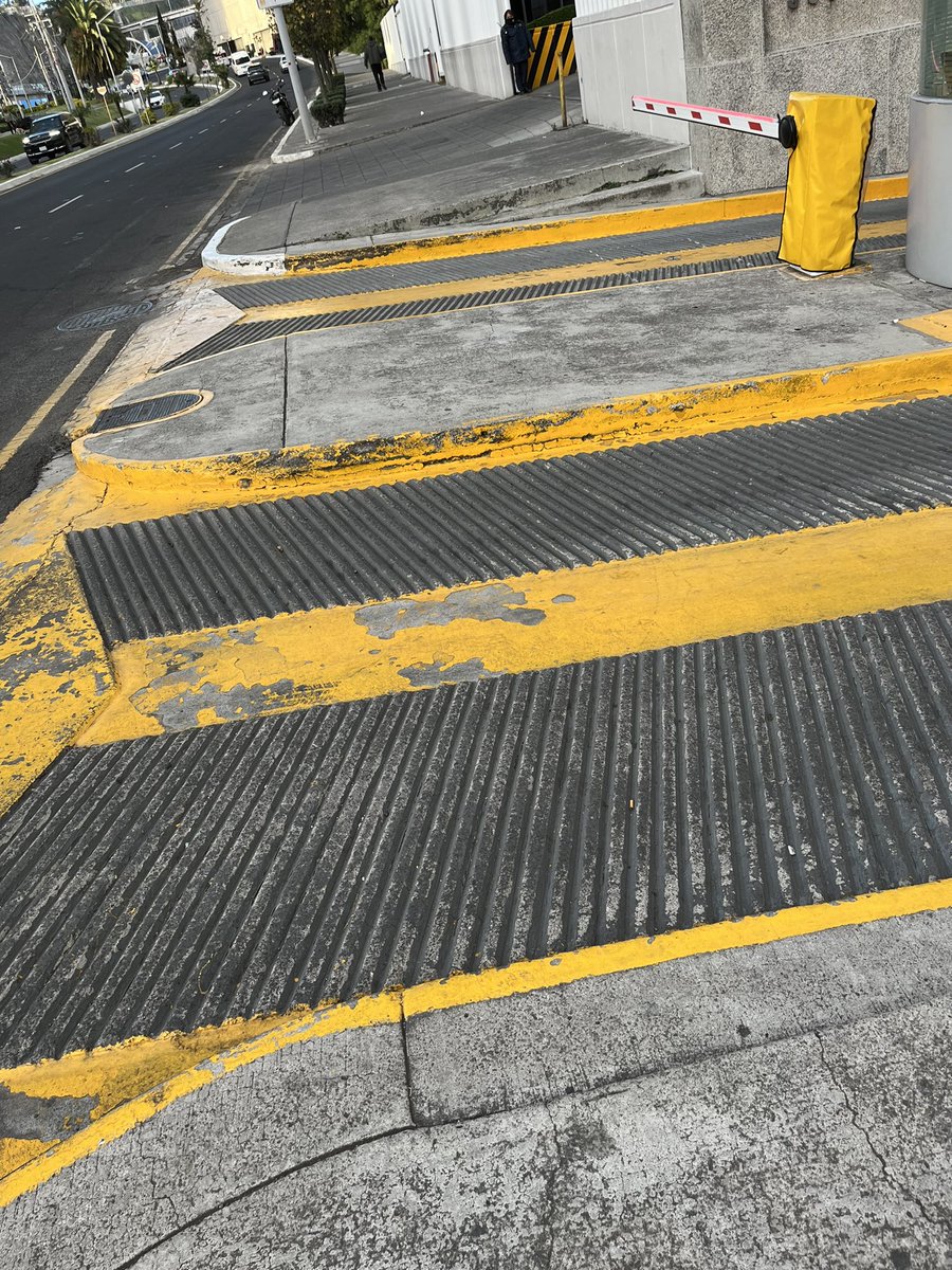 Avances del #presupuestoparticipativo2024 #enchulatucolonia  quitamos obstáculos de las banquetas para que avenida Santa Fe sea de acceso universal favoreciendo a las personas en silla de ruedas y a las que transitan con carreolas