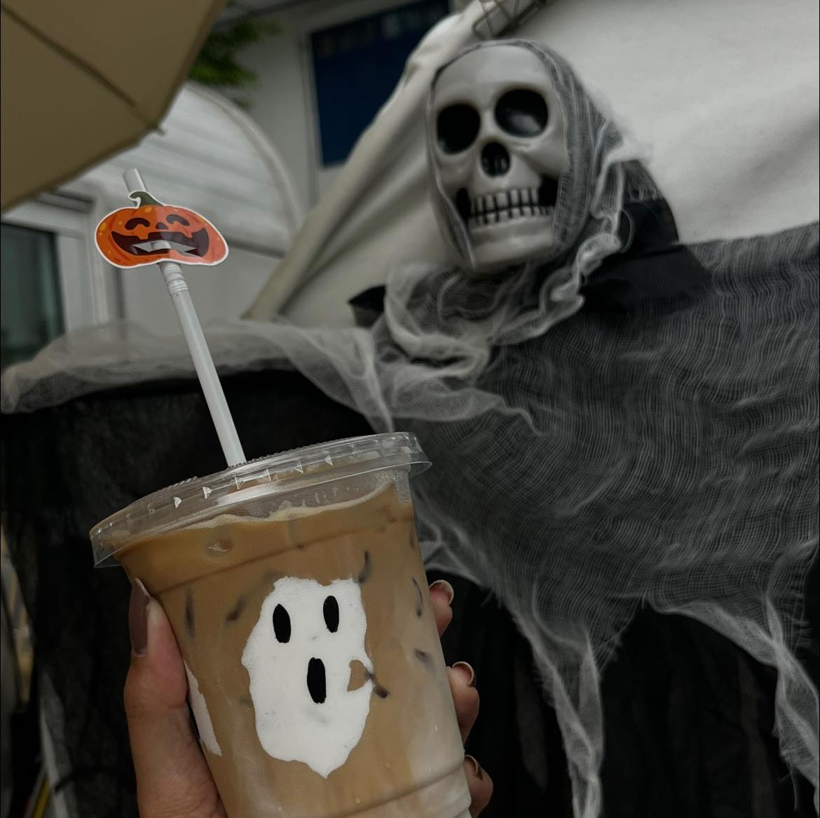 MuseumSiam's tweet photo. 𝐏𝐞𝐚𝐤 𝐚 𝐁𝐨𝐨!! 🎃👻

🥤 https://t.co/x3XMOKtzh3
📆 เปิดทุกวันพุธ - อาทิตย์ (ปิดวันจันทร์ - อังคาร)
🕙 เวลา 10.00 - 18.00 น.
📍 ลานหน้าอาคารมิวเซียมสยาม MRT สนามไชย ทางออก 1

#movecoffee
#Museumsiam
#ให้ทุกการเรียนรู้สนุกกว่าที่คิด https://t.co/bPNSL4mEug