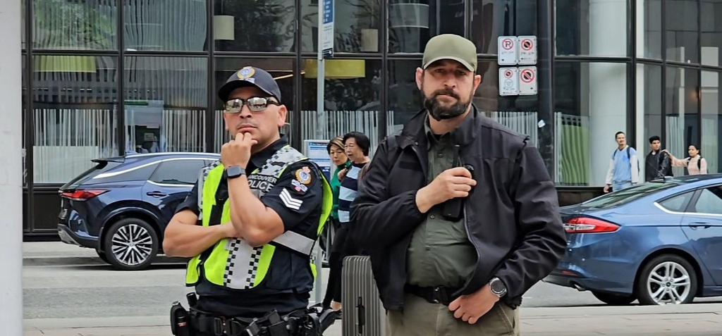 RakeshNDutt's tweet photo. Shady cop had one hand on a radio &amp; the way he was positioning his other hand looked like he was trying to hide a pew pew. https://t.co/bLQ406XVPy