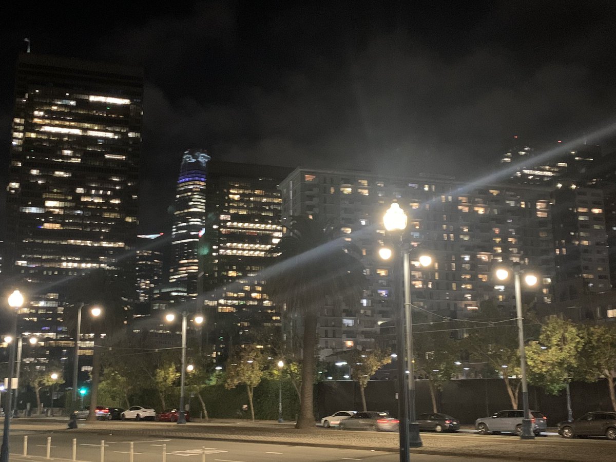 오늘도역시 늦은 퇴근길 
사는게 뭔지 ㅎㅎㅎ