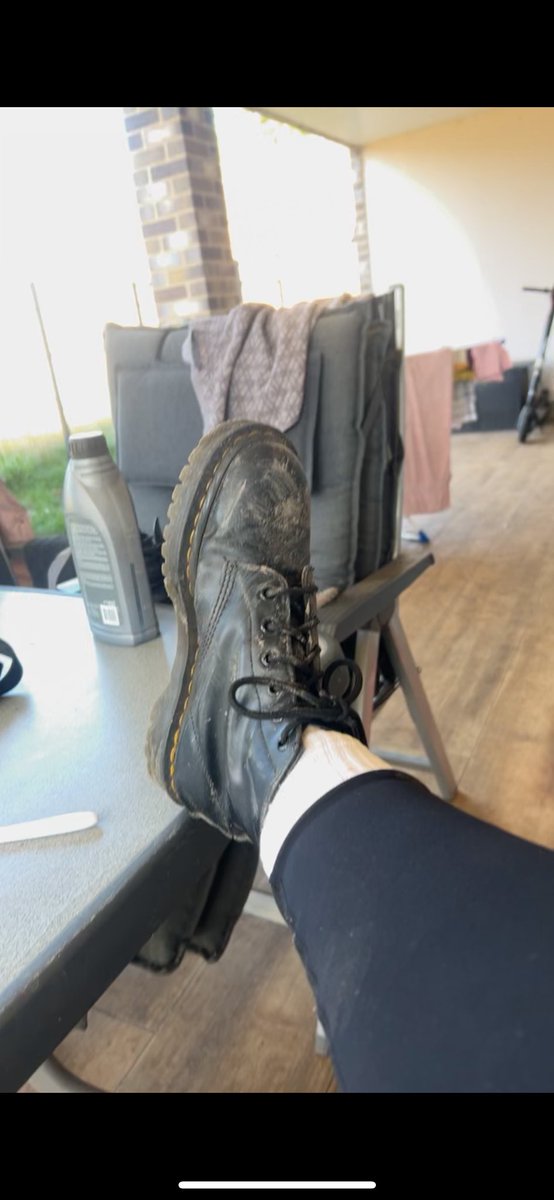 Na ihr kleinen Loser, sag mir doch mal wie viel es dir wert ist die saftigen doc Martens sauber zu lecken. 
Wäre bereit für cash&amp;gos. 
Ich kann mir schon dein elendiges Gesichtsausdruck vorstellen und wie du sabberst während du vor mir kniest 😂😌