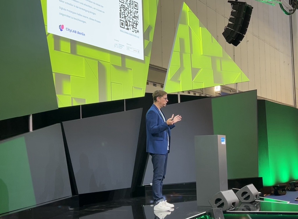 Auf der Forum Stage der #SCCON24 gibt <a href="/hinterding/">Ingo Hinterding</a> (<a href="/citylabberlin/">CityLAB Berlin</a>) einen Impuls über Berlins öffentliches Innovationslabor und das Ziel der #Digitalisierung der #Stadtentwicklung. Mit dem Prototypen Parla wird getestet, wie #KI den Prozess der Informationsgewinnung unterstützt.