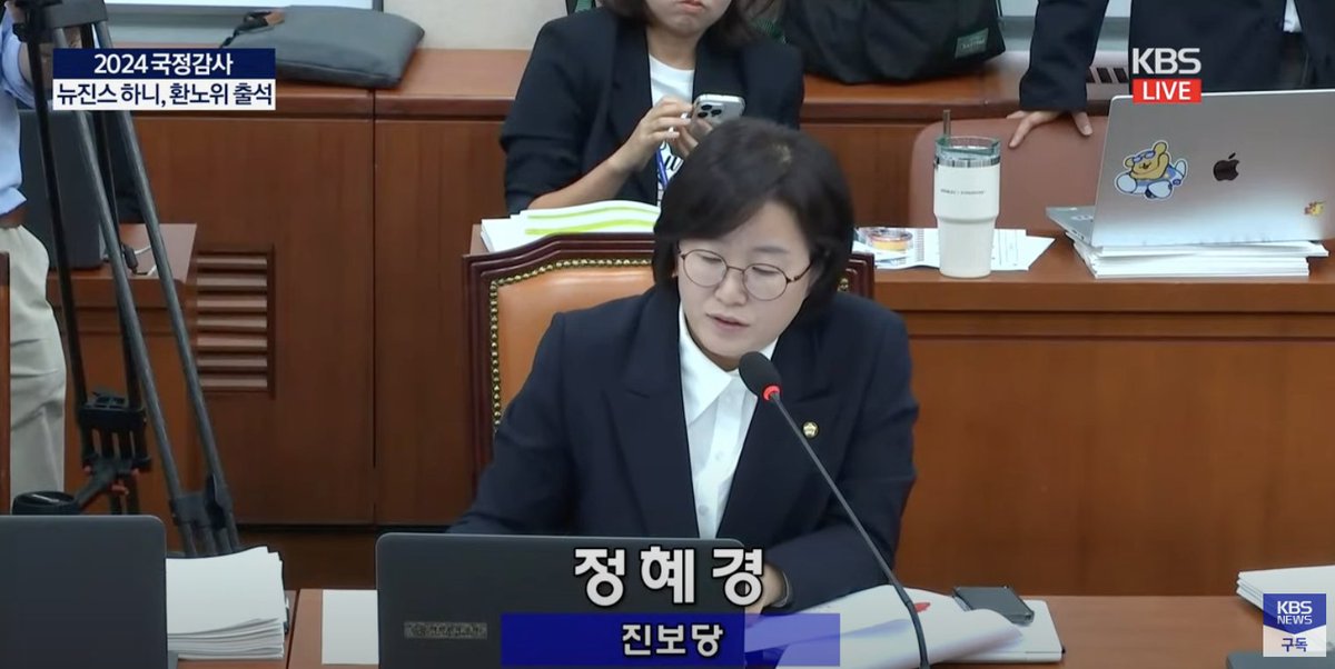 BraveTranslate's tweet image. 정혜경: When Hanni said earlier, 'We are all human,' I felt a bit choked up as well.
Workers have raised their voices to clame that they are human, and what Hanni did today was a historic moment where we declared that we are human.
I support Hanni's courage." #Hanni #NewJeans