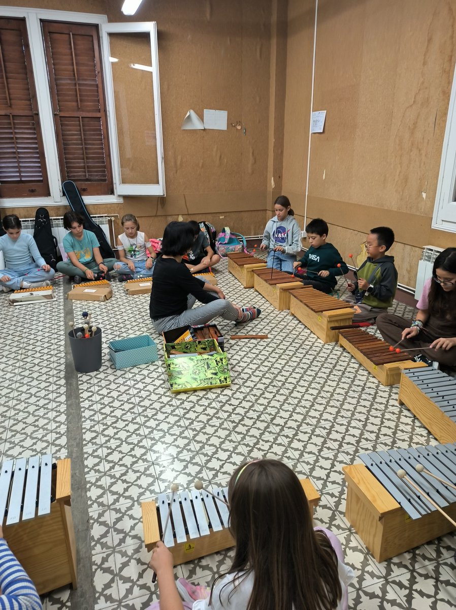 La classe d'orffestra és un espai on jugar amb els instruments Orff, treballar la memòria i l'oïda, escoltar què toquen els altres i saber-s'hi acoplar.
#Vivimlamúsica!