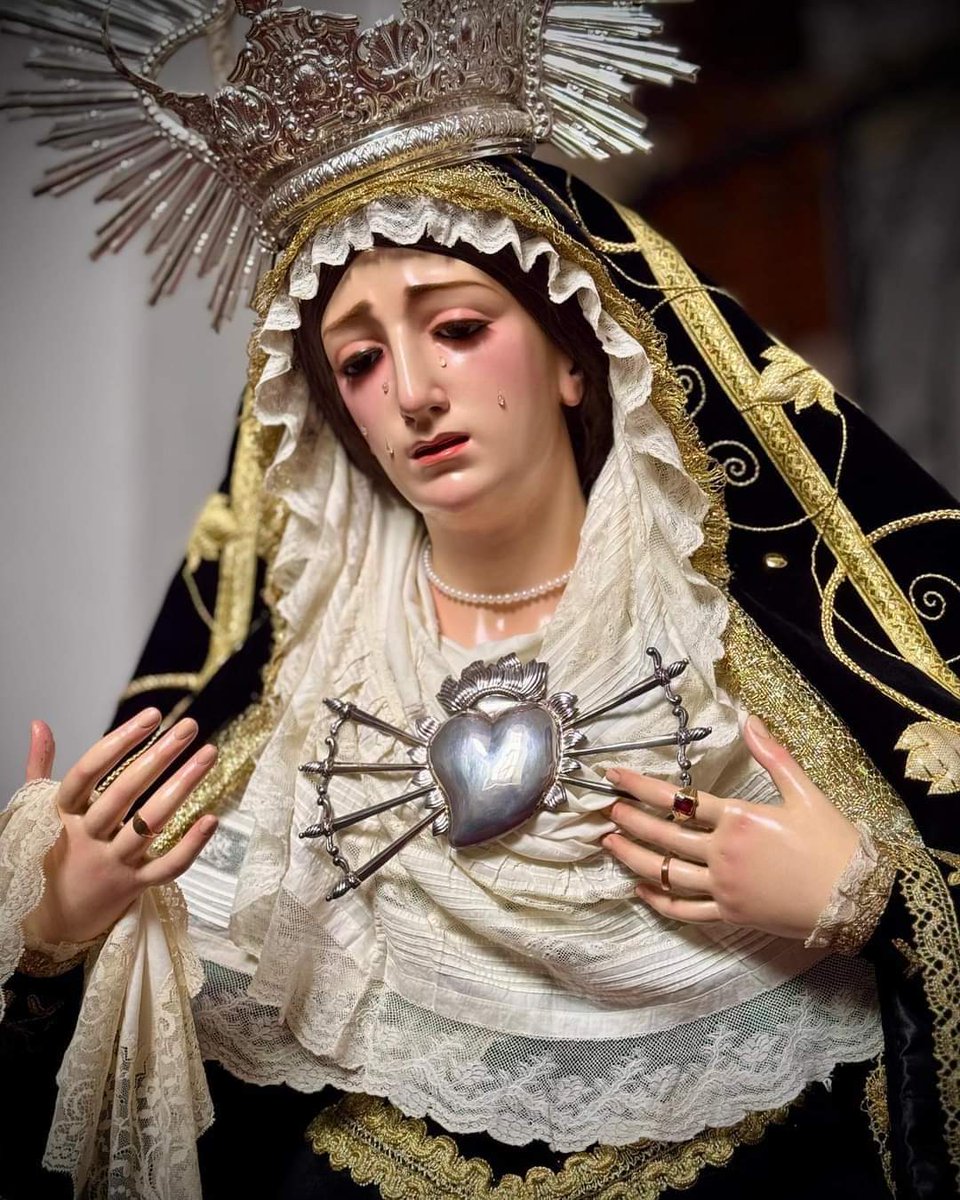 SepulcroSoledad's tweet photo. ▪️𝐕𝐄𝐒𝐓𝐈𝐌𝐄𝐍𝐓𝐀 𝐋𝐔𝐓𝐎 𝟐𝟎𝟐𝟒▪️

Ntra. Sra. de la #Soledad de Dalías ya se encuentra ataviada de luto, de cara al próximo mes de noviembre, mes dedicado a los fieles difuntos, por su vestidor D. Álvaro Abril Vela.

#vestimentaluto #SoledadDalias #mesdifuntos https://t.co/sZEKHfMK0I