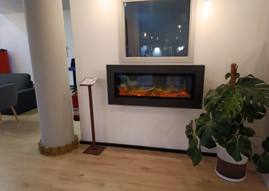 DPMcomercial's tweet photo. Hoy os presentamos 2 #chimeneas eléctricas en exposición. La primera es una Amantii SYM 42 con leños de abedul, con una simulación muy realista. La segunda es una Wodtke NUM 1 classic, con leños de roble. Feliz martes !!
#arquitecturamoderna #Diseñodeinterior https://t.co/Q40HKxBvRP