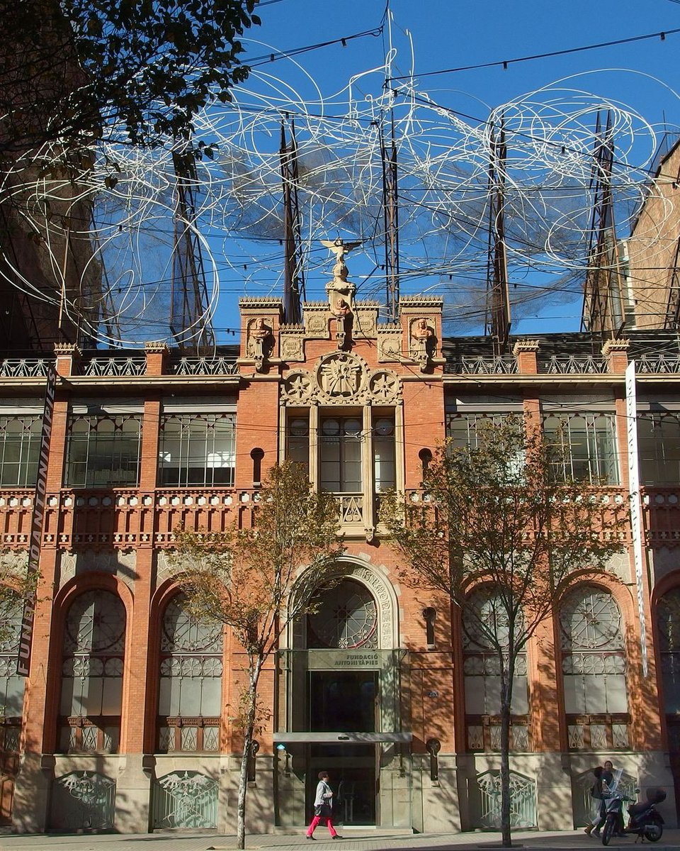 bcncultura's tweet photo. Quina connexió hi ha entre el @MuseuTapies i el @palaumusicacat?

Entre el 16/10 i el 09/11 podràs descobrir-ho gràcies a la visita guiada al museu i al Palau "Domènech i Montaner, Tàpies i la música", en el marc de l’#AnyTàpies.

https://t.co/ofF5k6vchr https://t.co/SMlDP7uqUI