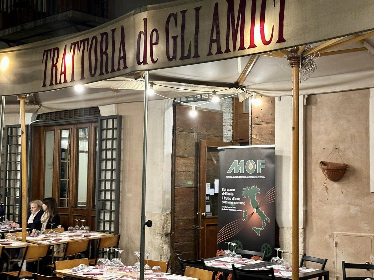fondimof's tweet photo. Anche quest’anno abbiamo rinnovato il nostro sostegno alla mensa di @santegidionews con l’iniziativa 𝐀𝐠𝐠𝐢𝐮𝐧𝐠𝐢𝐚𝐦𝐨 𝐮𝐧 𝐩𝐨𝐬𝐭𝐨 𝐚 𝐭𝐚𝐯𝐨𝐥𝐚, una #cenasolidale speciale organizzata presso la @trattdegliamici a #Roma. https://t.co/ziwuJSc1nR