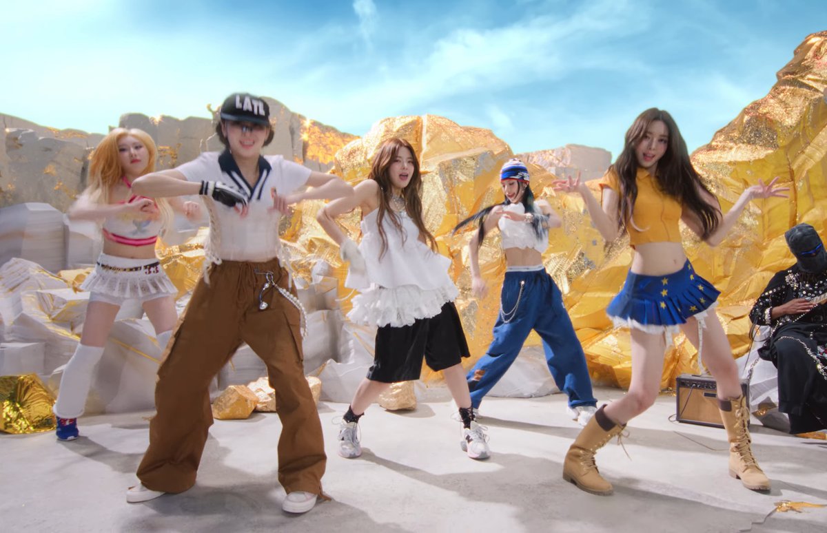 FantzyTwt's tweet photo. Who else screamed when Lia first appeared with this fit?!!😭

ITZY WORLD IS STILL DIFFERENT  
#ITZY_GOLD #있지가_골드로_빛날시간 #LIA_ReturnsToShine
@ITZYofficial https://t.co/1QtmzbA9l9