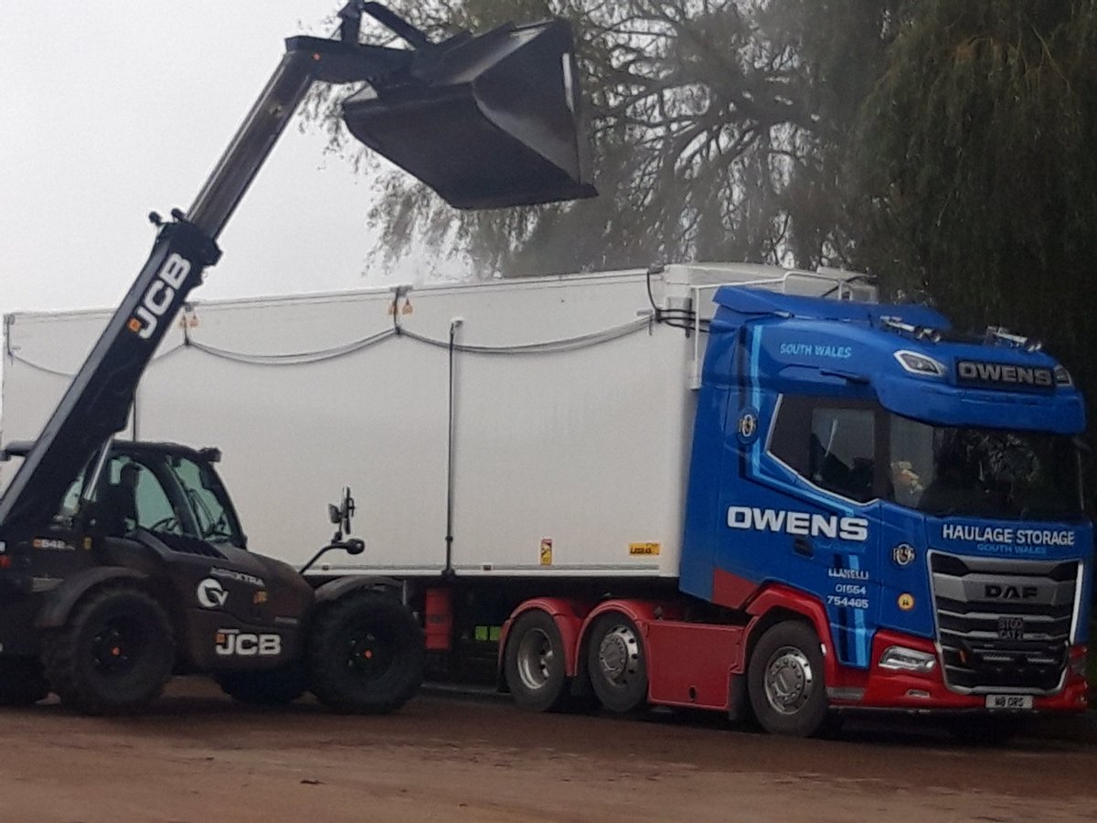 pac12block's tweet photo. Busy loading Kentish compost on a grey autumn morning. @riowen_ors @owensgroupuk @DAFTrucksUK https://t.co/Dfc5jz2W3Y