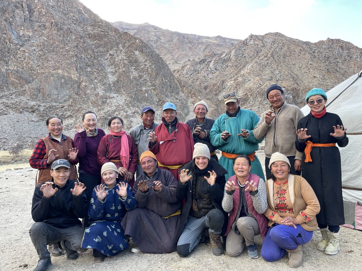 Paper alert! Excited to share work from a long term initiative on #snowleopard conservation across five countries I contributed to over the years. 🐾 The research explored how community-based efforts can reduce wildlife negative interactions &amp; more!

👉🏼; conbio.onlinelibrary.wiley.com/doi/10.1111/co…