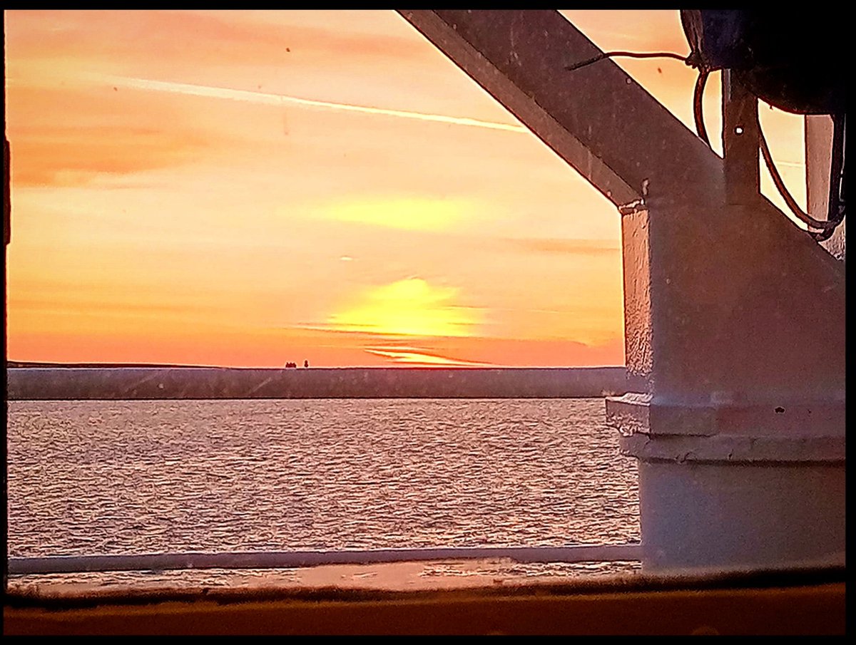 A lovely autumny #Orkney sunrise taken from the ferry as #BookyMcBookface sails north to Eday this morning. 🌅❤️