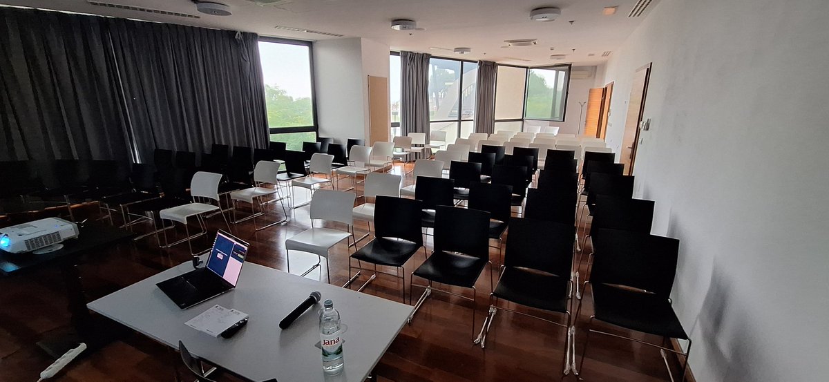 coduinix's tweet image. Although it was very early this morning, the hall didn't stay empty 😅
I enjoyed talking about code reviews at #javacro24