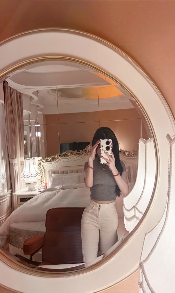 izzibag's tweet image. 没人牵手手  那咱揣兜兜