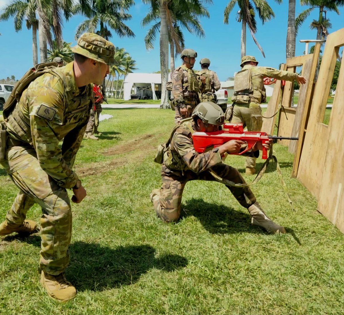 COMD7BDE's tweet photo. Our soldiers from 2nd/14th Light Horse Regiment (Queensland Mounted Infantry) training with His Majesty's Armed Forces of Tonga on combat shooting drills as part of the collaborative Pōvai Warrior training series that's underway at the moment. https://t.co/2gUj4d96Bd