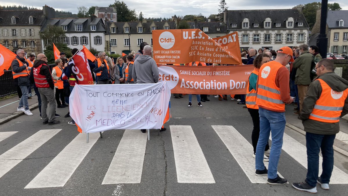 120 salariés de l’association Don Bosco rassemblés à #landerneau pour dénoncer les suppressions de postes et la baisse de moyen du secteur médico-social ! La <a href="/CFDT/">CFDT</a> appelle à la grève en vue de la négociation d’un PSE