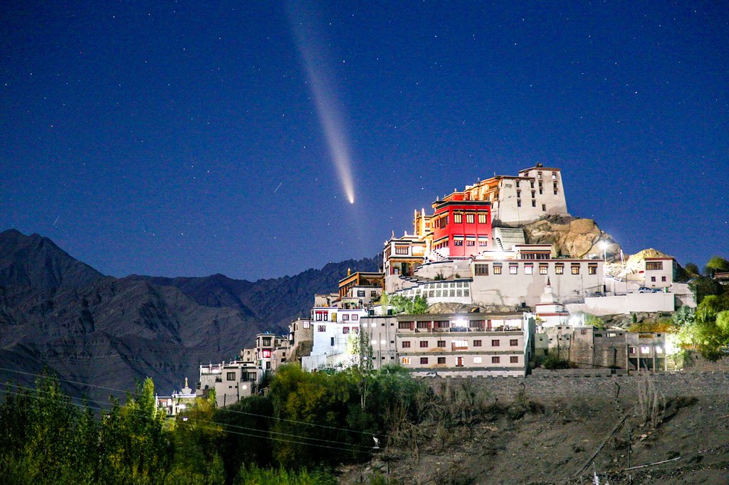 CholdanG's tweet photo. C/2023 A3 (Tsuchinshan–ATLAS) and thiksay monastery Ladakh .

#CometC2023A3 #thiksaymonastery #ladakh
#Astrophotography @IIABengaluru https://t.co/DjqD2sXm5N