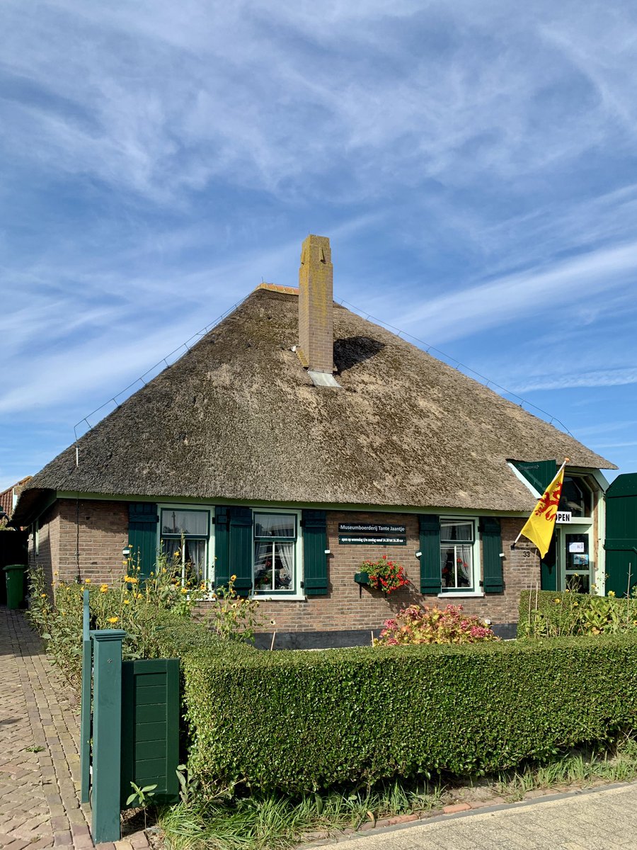 Aan het Dorpsplein in Callantsoog stonden ooit 8 boerderijen waarvan alleen de stolpboerderij van Tante Jaantje is overgebleven. De stolp is gebouwd met hout wat gevonden is op het strand. Jaantje wilde graag dat de boerderij behouden bleef en al museum wet ingericht. Fijne dag!
