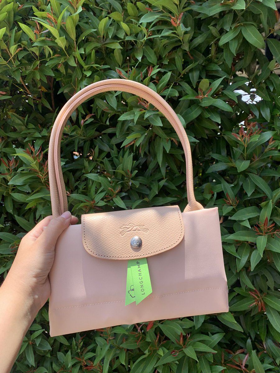 stroobeyyi's tweet photo. Wts longchamp authentic price under 2 jt warna fleurs. Cantiiik bgt, barang readystock #wtb #wts #zonauang #longchamp https://t.co/qv7uf2a2QF