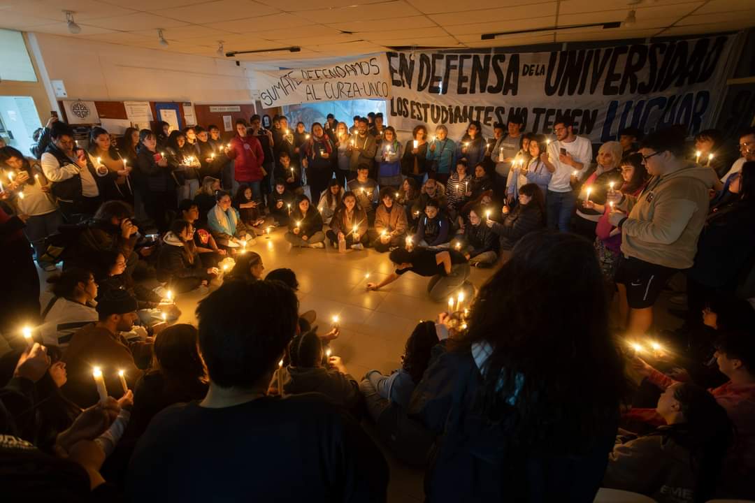 MartinezSool15's tweet photo. Mira si voy a dejar de luchar si todas estas velas son los sueños de mis compañeros/as que hacen kilómetros por sus títulos universitarios. Por ellos y por los próximos - CURZAS/VIEDMA RN. https://t.co/wgmrqYwPpF
