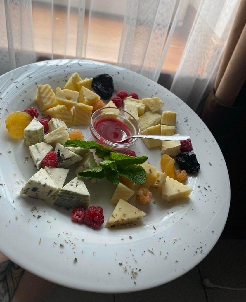 MarDoro179613's tweet photo. チーズは一口目で恋に落ちます！ 🧀繊細なブリーチーズ、香り豊かなチェダーチーズ、スパイシーなロックフォールなど、チーズが何であろうとも、それぞれの種類のチーズには独自の魔法があります。
@Lviv_Style 
@ai_meetu https://t.co/7vDG8NrVcL