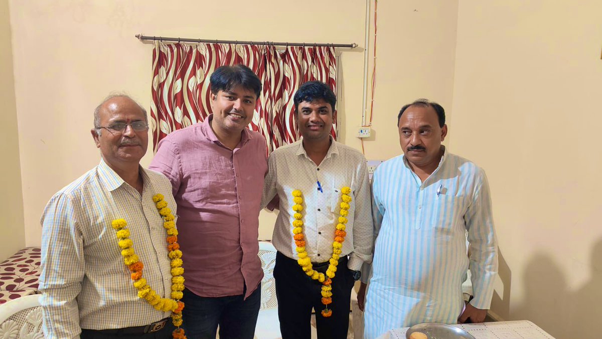 आज  <a href="/BJP4SeoniMP/">सिवनी भाजपा</a> में सदस्यता अभियान में अथक मेहनत से लगे आईटी सायोजक श्री राघवेंद्र जी एवं सोशल मीडिया सयोजक श्री आशीष सोनी जी का सम्मान किया ! मुख्य रूप से जिला अध्यक्ष श्री आलोक दुबे जी उपस्थित रहे ! 

#BJPSadasyata2024 <a href="/rajneesh4n/">Rajneesh Agrawal</a> @