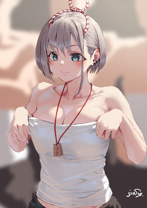 神輿かつぐ気満々のお祭りガール 