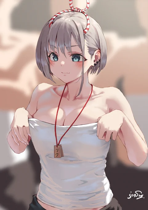 神輿かつぐ気満々のお祭りガール 