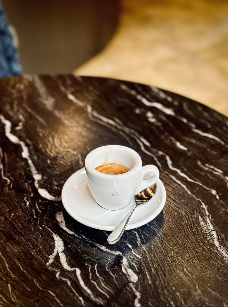 너무나 진하고 부드러운 에스프레소 오랜만. 

#에스프레소같은스타킹