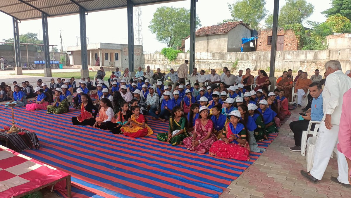 ModasaTdo's tweet photo. મોટી ઇસરોલ ગામે 
કે . આર કટારા કોલેજ શામળાજી આયોજીત nss કાર્યક્રમમાં માન અધિક કલેકટર સાહેબ સાથે ઉપસ્થિત રહી સ્વસ્છ ગામ સ્વસ્છ ભારત સિબીરની શરૂઆત કરેલ https://t.co/KesNhphH81