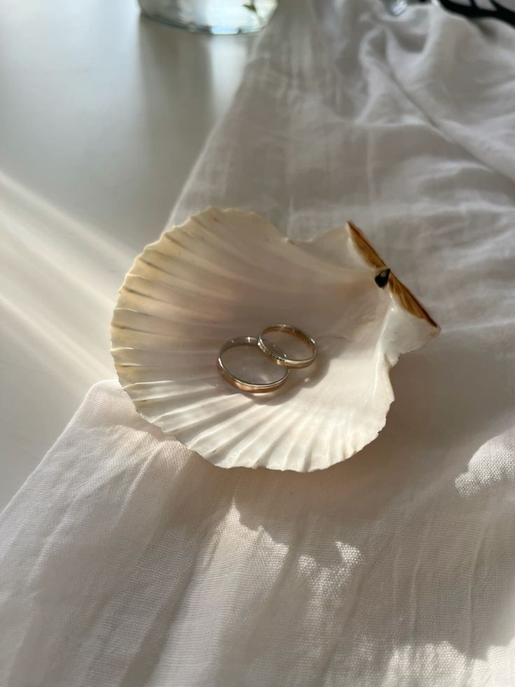 [RP-moment]

дима всегда был уверен, что свадьба - "это то, что бывает с другими". то, о чем рассказывают за ужином на праздниках, то, о чем он спрашивает потерпевших. то, что пишут в досье. ничто из этого никогда не про него.
но вот вера поправляет ему костюм, >