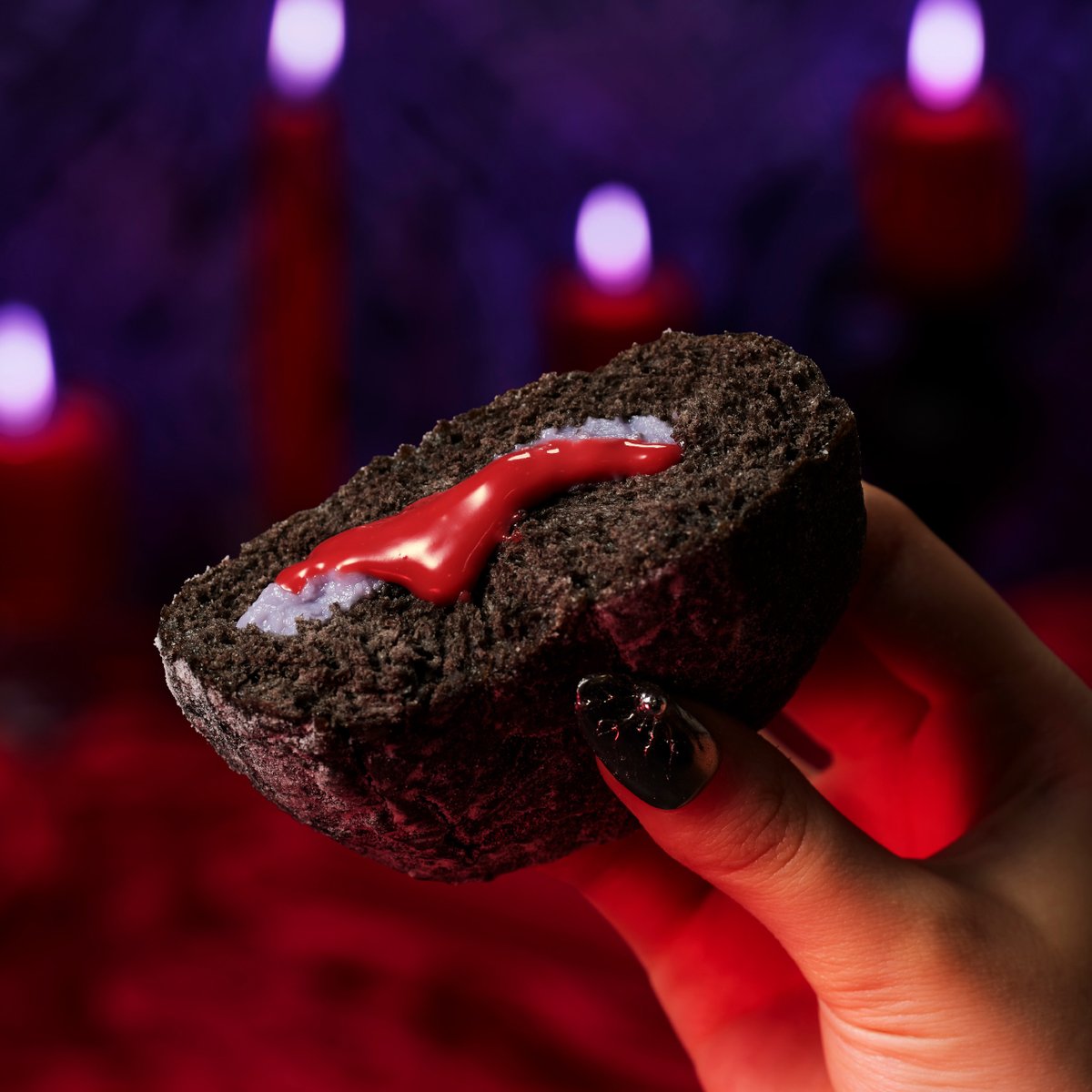 マラサダも炎の魔法で真っ黒な姿に…！？
真っ黒なココア風味の生地からとろ～りと出てくるのは、赤と紫色のベリークリーム🖤
マラサダ ハロウィン ラズベリー＆ブルーベリーをどうぞ召し上がれ🧙✨
sbux.jp/4eXKIG5