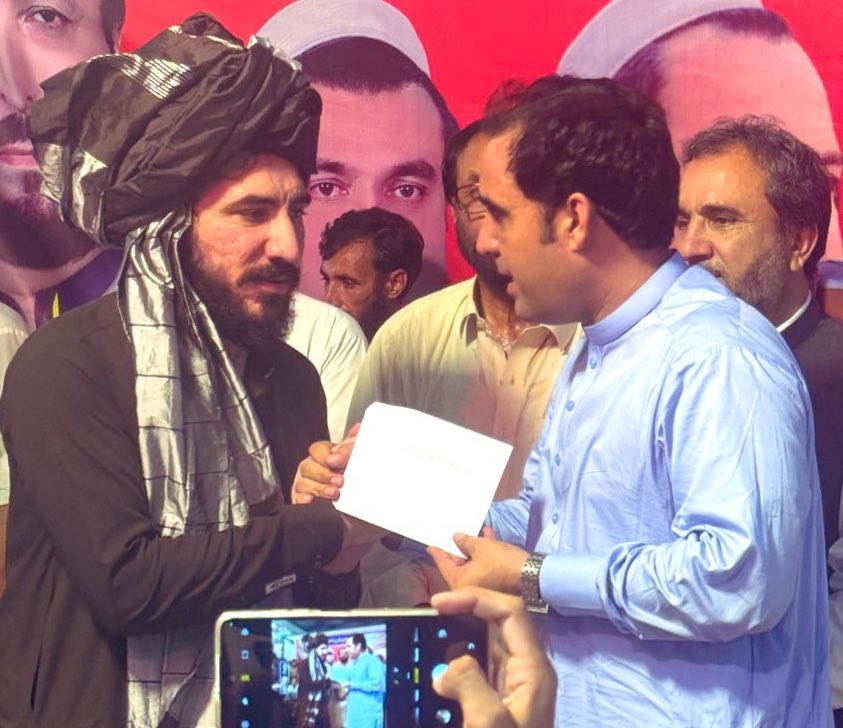 AbdullahJanSab1's tweet photo. مجھے بحیثیت صحافی منظور پشتین بھائی نے 11 اکتوبر کے جلسے کی دعوت دی تھی لیکن جب افغان بھائیوں کی طرف سے سوشل میڈیا پر پشتونستان اور پاکستان سے علیحدگی کا مہم دیکھا تو میں نے اس جرگے میں جانے سے انکار کیا۔
دوسرا یہ کہ اس جرگے میں ایک انتہائی اہم نکتے پر بالکل بات نہیں ہوئی اور وہ نکتہ یہ ہے کہ افغانستان کی سرزمین ہمیشہ پاکستان کے خلاف استعمال ہوئی ہے اور آج بھی کھلے عام استعمال ہو رہی ہے۔سینئر صحافی اور تجزیہ کار فخرکاکاخیل نے میرے پروگرام میں تفصیل سے یہ بات بتائی کہ خیبر پختونخوا میں سرگرم دہشتگردوں کی لیڈرشپ اس وقت افغانستان میں موجود ہیں،وہاں انکی تربیت ہوتی ہے اور پھر وہاں سے اسلحہ فراہم کرکے خیبر پختونخوا میں تخریب کاری کیلئے بھیجے جاتے ہیں۔
تو آپ لوگوں کے خیال میں 76584 پشتونوں کا اصل قاتل کون ہوا؟؟